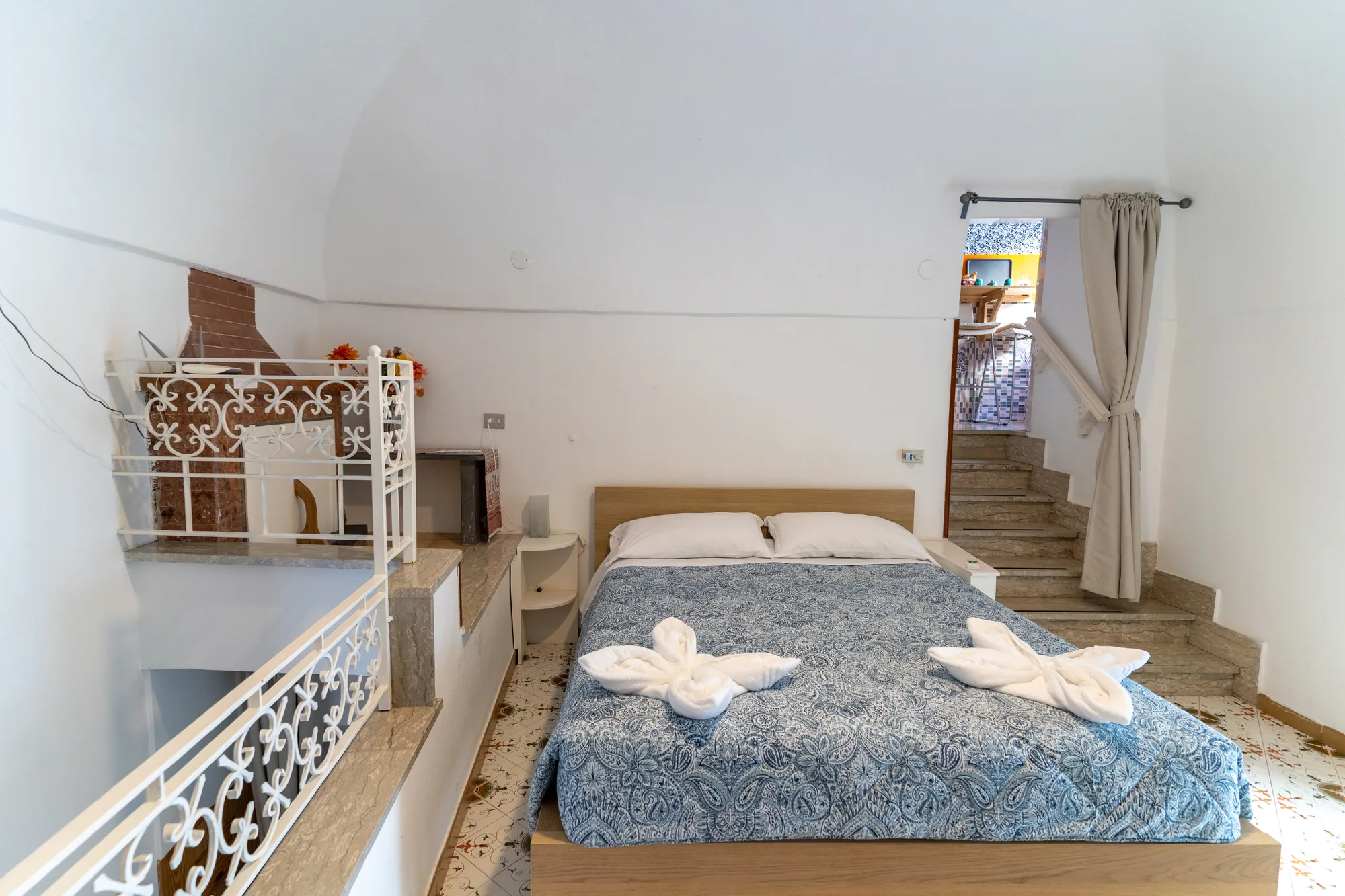 Sleeping area with folded towels and a clear view of the room height - interior photography on the Amalfi Coast by Cinereo