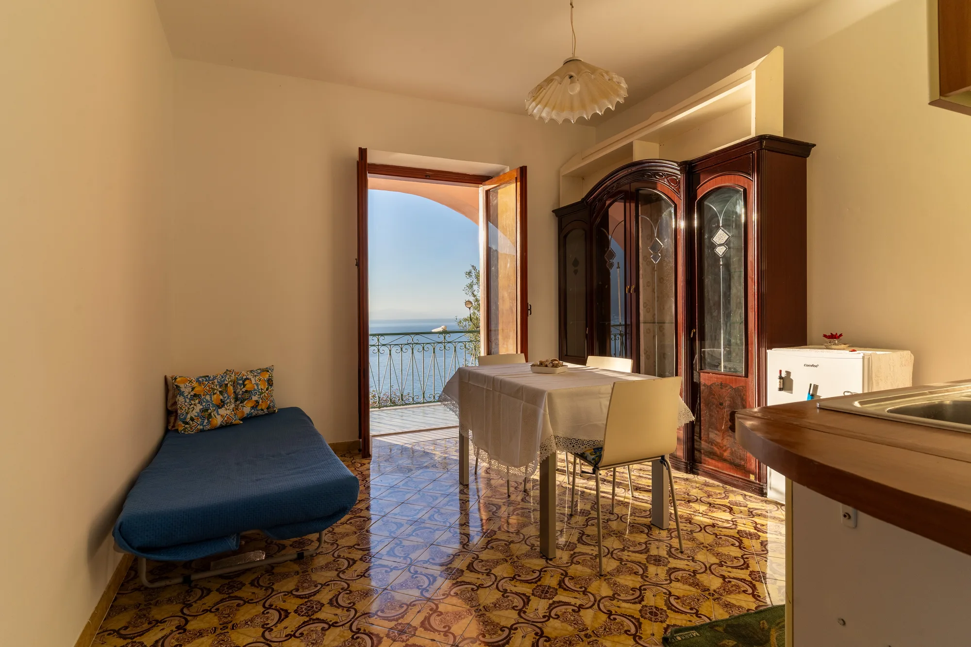 Kitchen and dining corner with open sea view - interior photography on the Amalfi Coast by Cinereo
